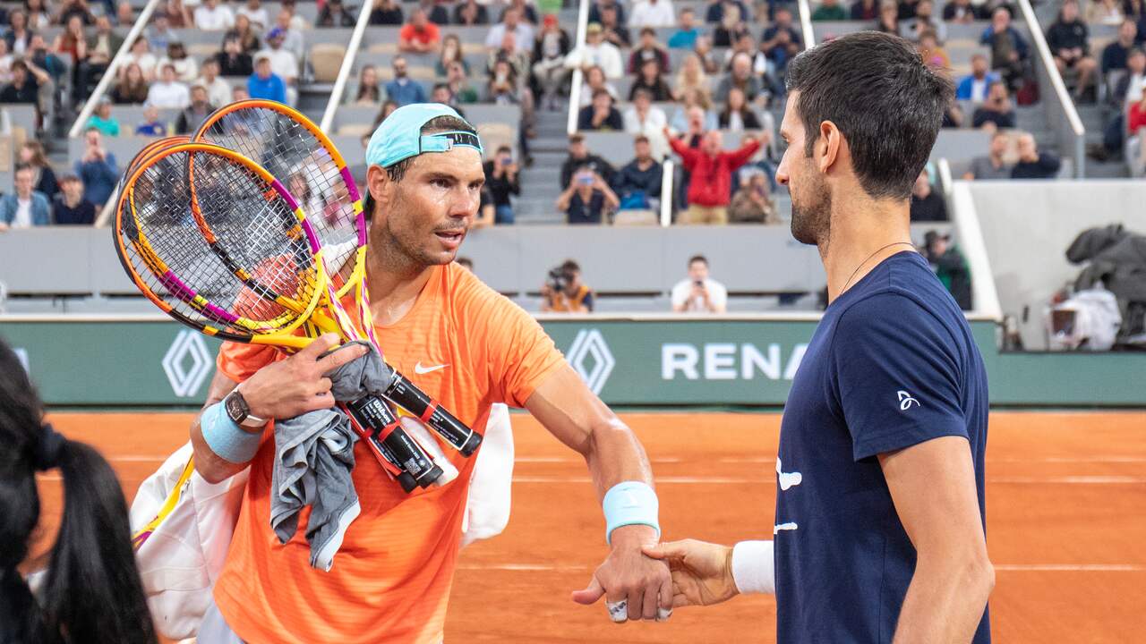 Rafael Nadal en Novak Djokovic troffen elkaar tijdens de training in Parijs.