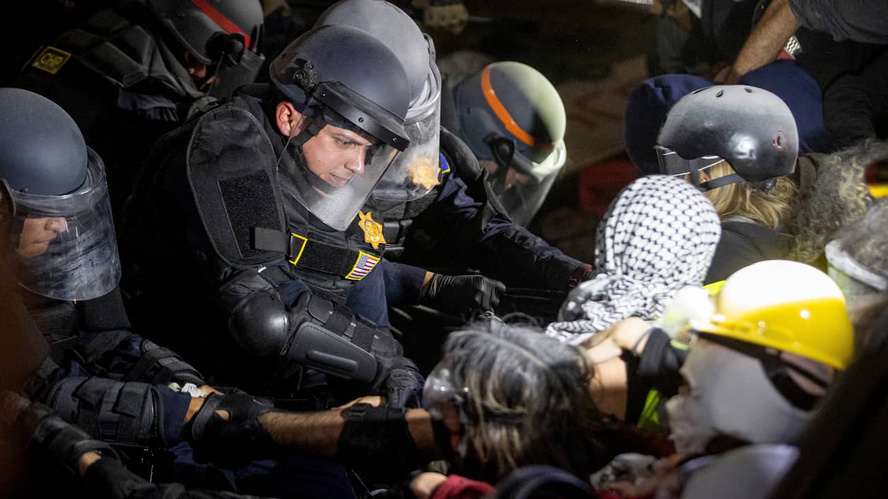 Beeld uit video: Politie breekt door barrière van protestkamp op universiteit in VS