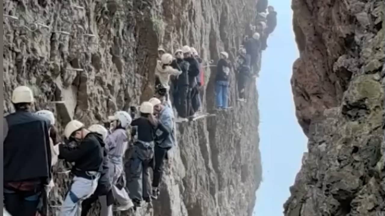 Beeld uit video: Toeristen kunnen geen kant op door drukte op steile rotswand