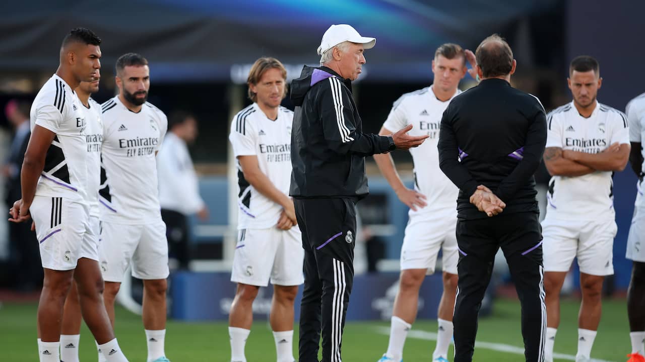 Carlo Ancelotti geeft de spelers van Real Madrid instructies tijdens de training in Helsinki.