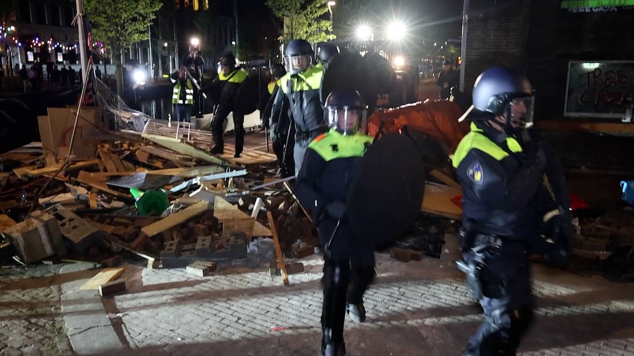 Beeld uit video: Politie ontruimt tentenkamp bij Universiteit van Amsterdam