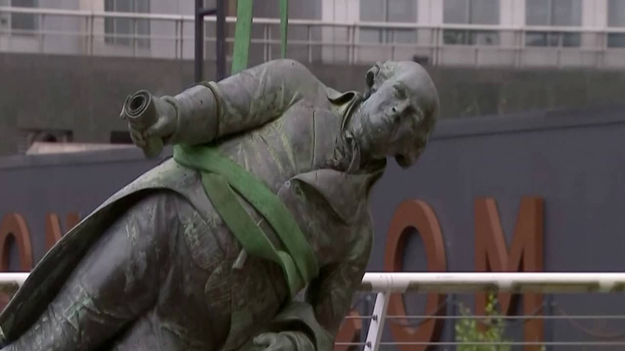 Beeld uit video: Omstreden standbeelden in Verenigd Koninkrijk en België verwijderd