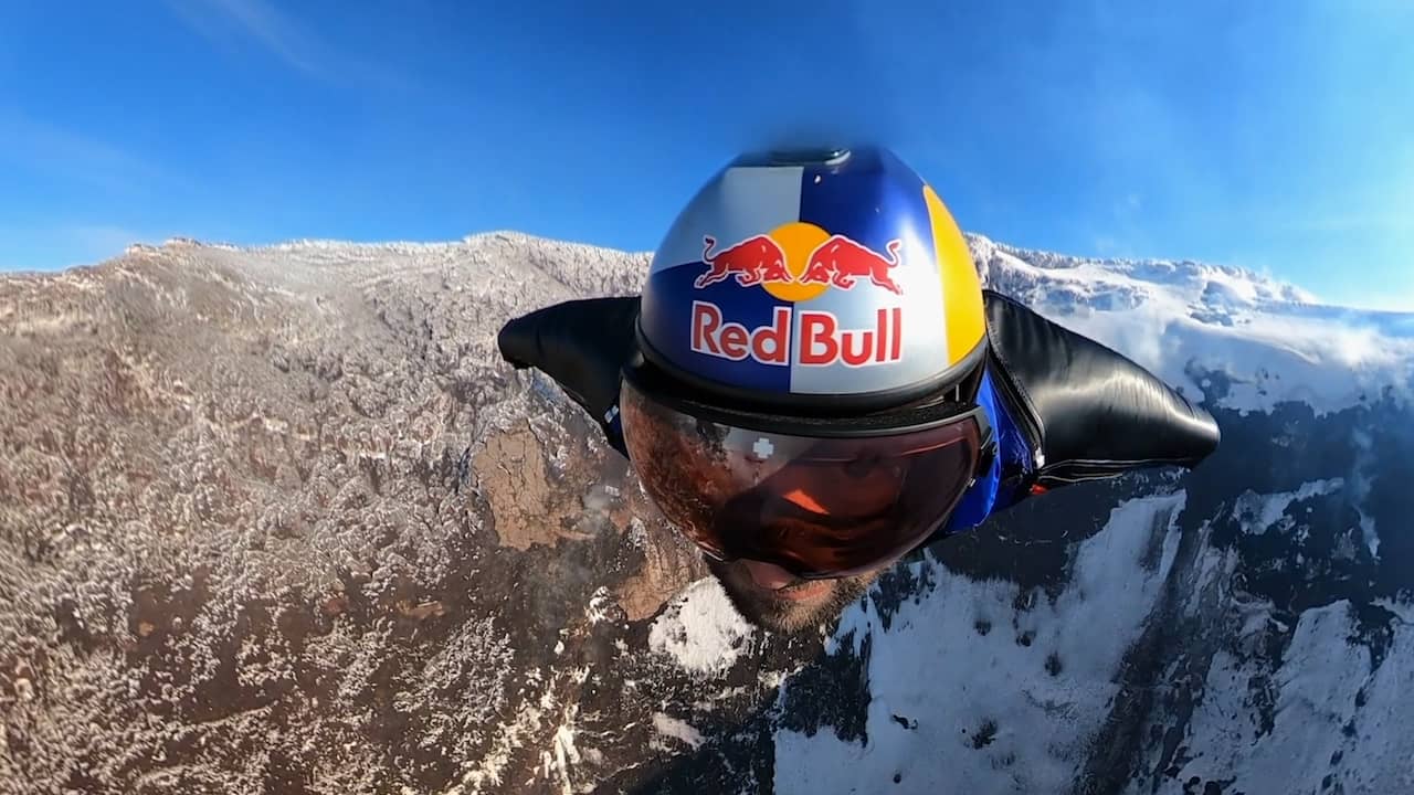 Beeld uit video: Man met wingsuit vliegt in en uit actieve vulkaan in Chili