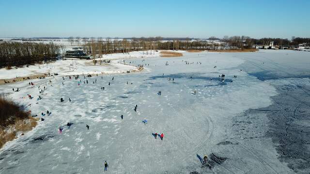 Skaters on the Veluwemeer near the bridge of Elburg.
