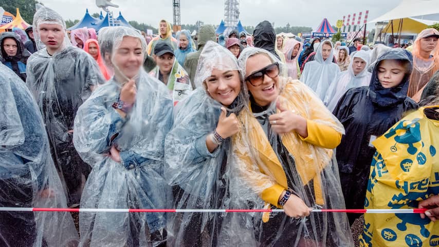 Regen tijdens Lowlands: Zo bereid je je voor op slecht weer tijdens een festival