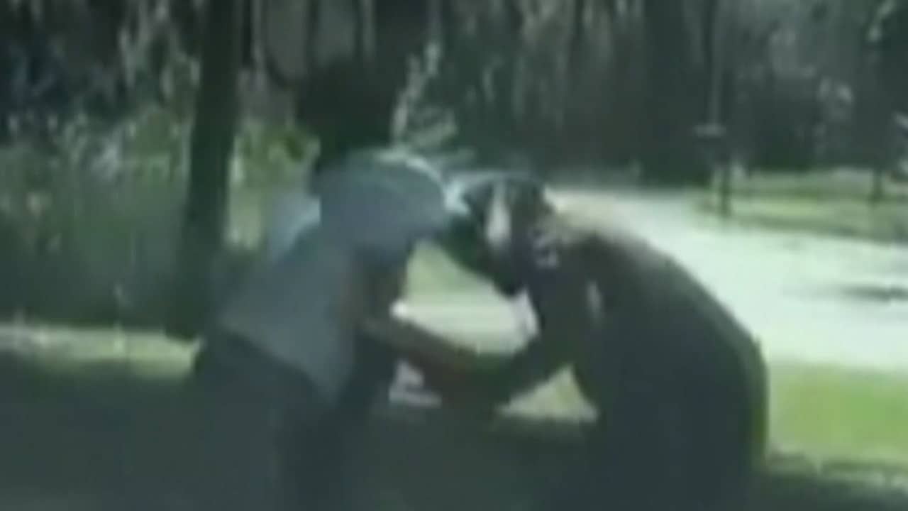 Beeld uit video: Ooggetuige filmt hoe Afro-Amerikaanse jogger wordt neergeschoten
