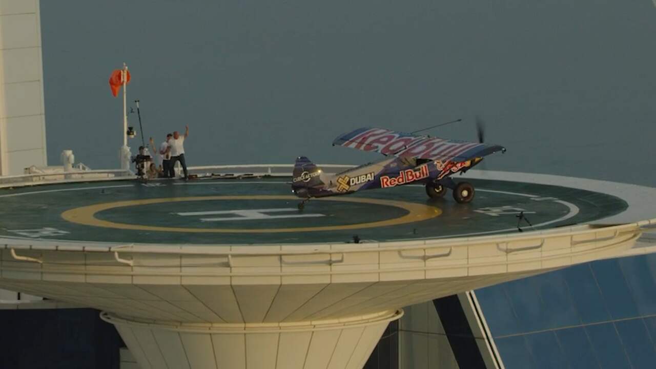 Beeld uit video: Vliegtuigje landt op helikopterplatform van luxehotel in Dubai