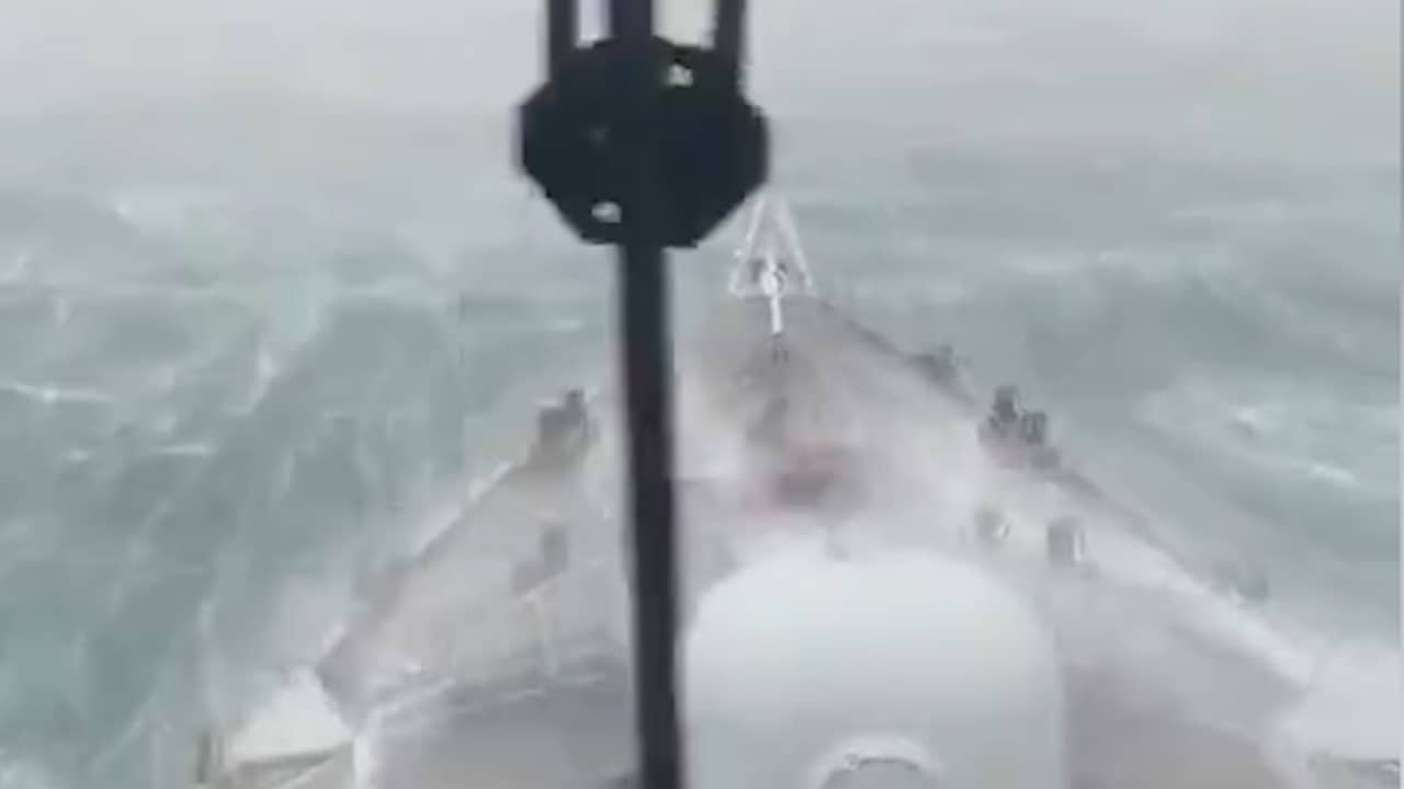Nederlands marineschip trotseert hoge golven door orkaan Dorian