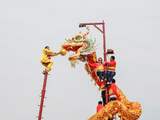 Artiesten doen een drakendans in China om het nieuwe jaar in te luiden. 