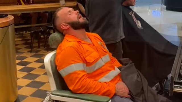 Australische kapper laat uitgeputte klant uren slapen op stoel