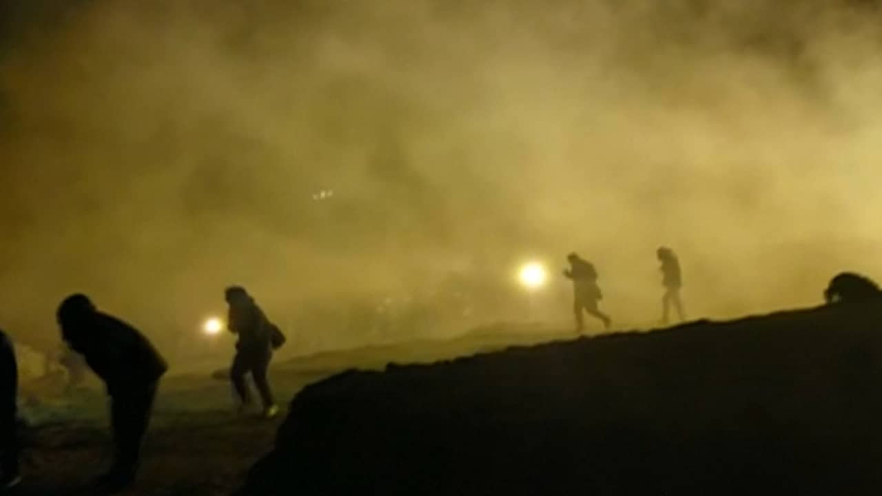 Beeld uit video: Politie zet traangas in tegen migranten bij grens Mexico
