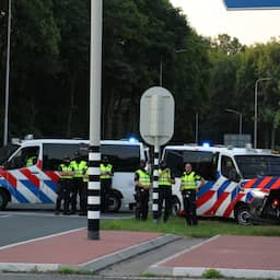 Video | Politie in Apeldoorn maant menigte tot vertrek: 'Nu bewegen'