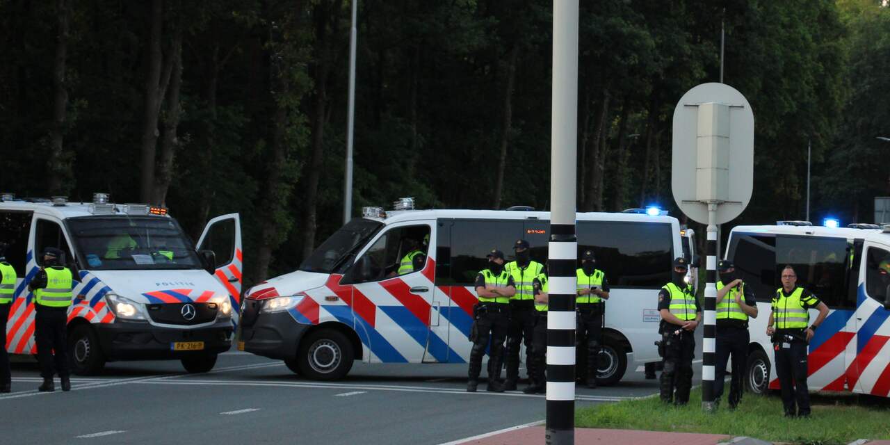 Politie sluit toegangsweg Apeldoorn af om 'bevrijdingsactie' van vastgezette boeren