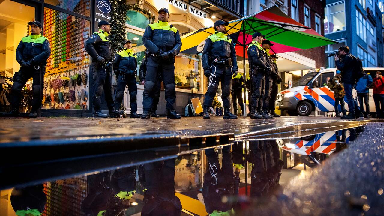 Beeld uit video: Veel politie op de been bij restaurant WAKU WAKU in Utrecht
