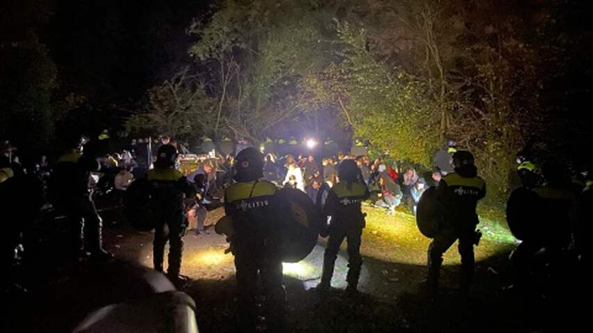 Politie grijpt in bij illegaal feest Limburg, zo'n 100 bekeuringen uitgedeeld