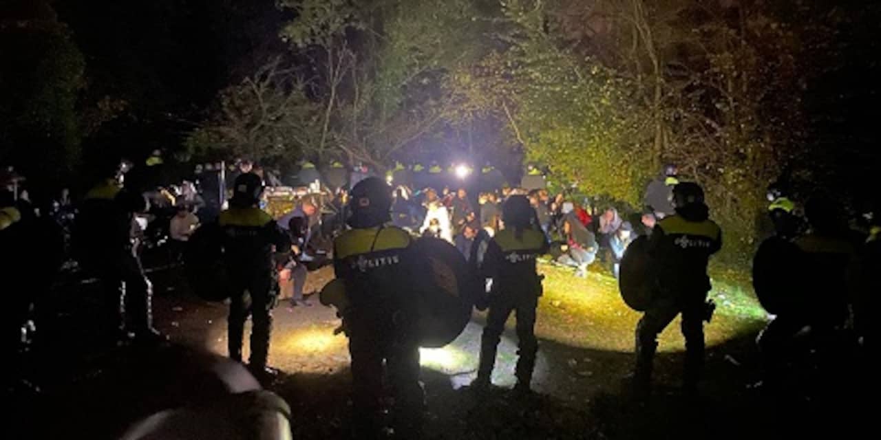 Politie grijpt in bij illegaal feest Limburg, zo'n 100 bekeuringen uitgedeeld
