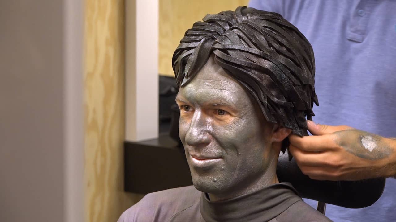 Beeld uit video: Robben transformeert voor KWF tot levend standbeeld Cruijff