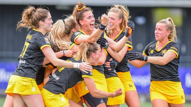 De vreugde is groot bij Den Bosch na de winnende treffer van Frédérique Matla.