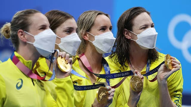 De Australische vrouwen tonen het goud.