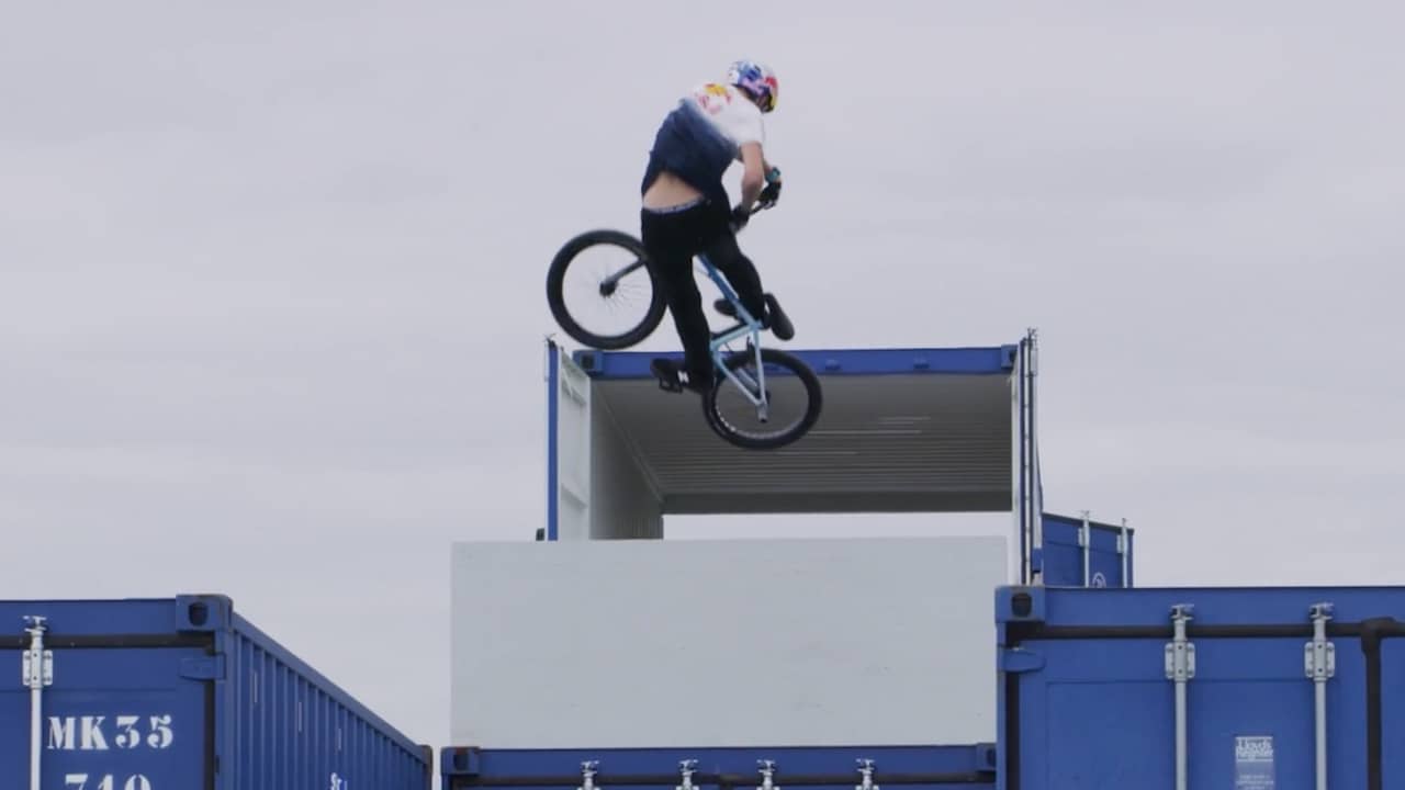 Daniel Wedemeijer 'vliegt' over varend BMX-park op de Waal