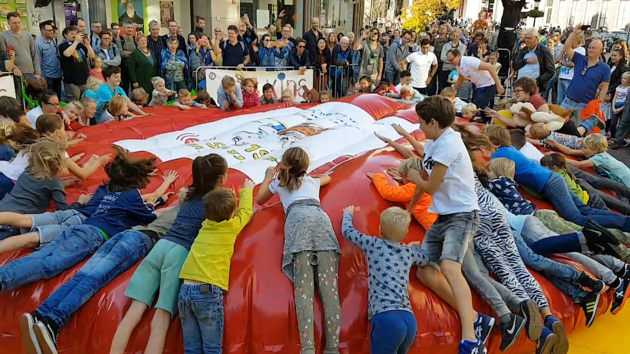 Beeld uit video: Wereldrecordpoging grootste scheetkussen in Utrecht