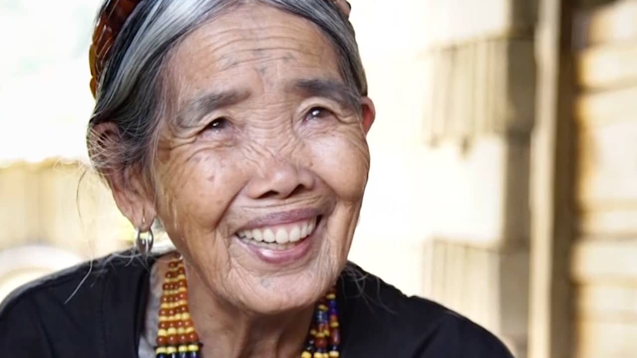 Beeld uit video: Oudste tattoo-artiest Filipijnen gebruikt duizend jaar oude techniek