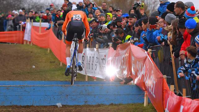 Van der Poel vliegt over de balkjes