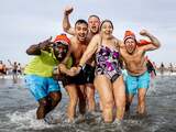 Duizenden Nederlanders het water in voor traditionele nieuwjaarsduik