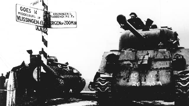 1945: Geallieerde Sherman-tanks in Zeeland.