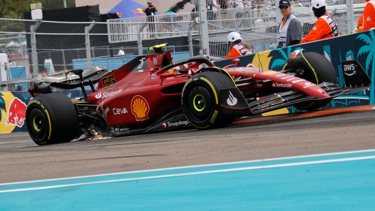 Sainz knalt met zijn Ferrari over de kerbstones in Miami.