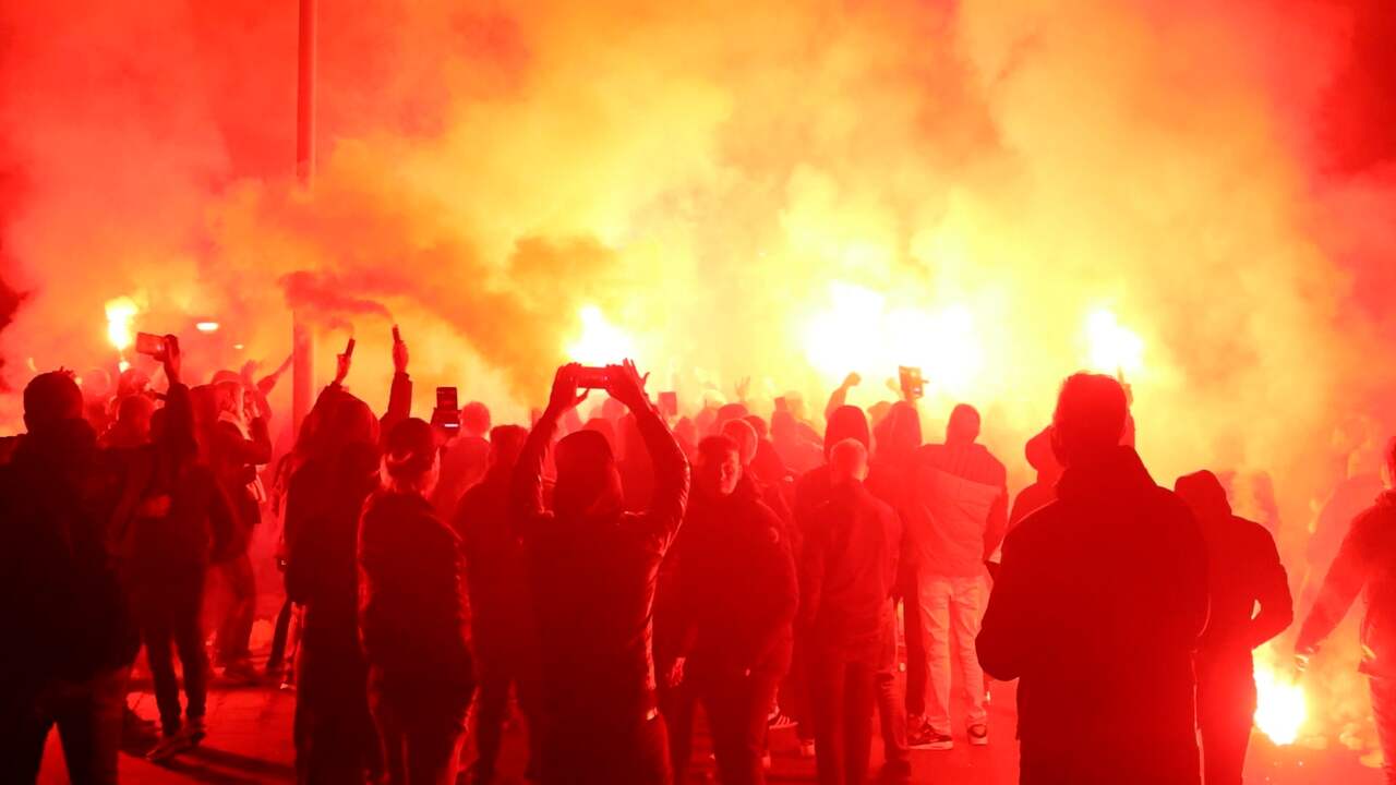 SC Cambuur onthaald door feestvierende fans na veiligstellen titel