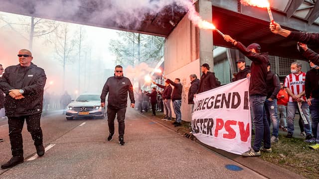 De kist van Van der Kuijlen werd even op de middenstip gezet, waarna hij langs een erehaag naar het crematorium werd gebracht.