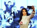 Het wassenbeeldenmuseum heeft Kardashian vereeuwigd in een voor haar passende pose: met haar linkerarm lang uitgestrekt terwijl ze met een mobiele telefoon een foto van zichzelf neemt. De achtergrond voor de selfie verandert steeds.