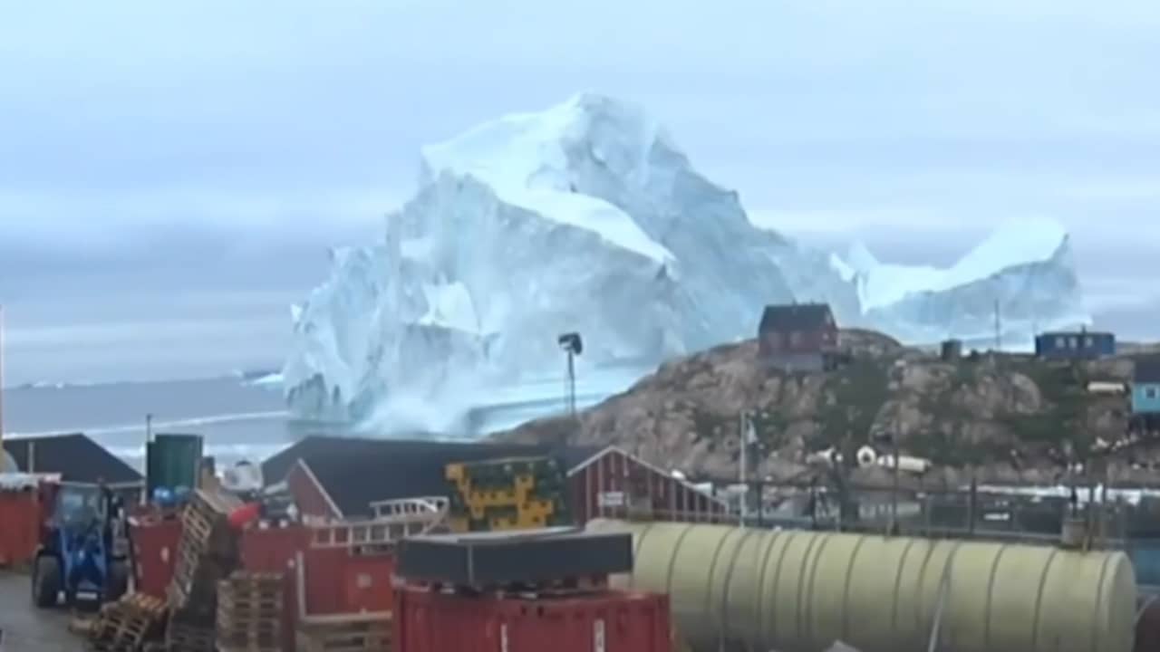 Beeld uit video: Groot stuk breekt af van enorme drijvende ijsberg bij Groenland
