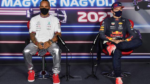 Titelrivalen Hamilton en Verstappen tijdens de persconferentie