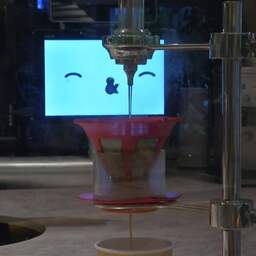 Robot in vorm van barista serveert filterkoffie in Japans café