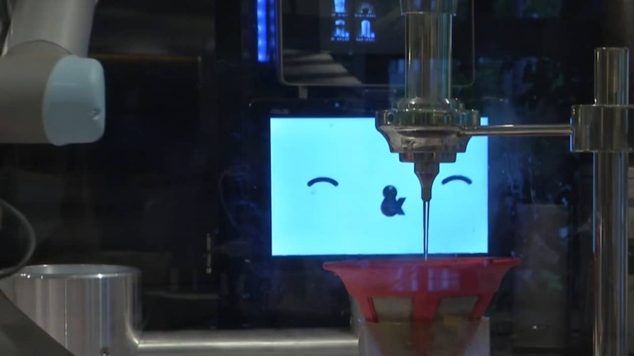 Beeld uit video: Robot in vorm van barista serveert filterkoffie in Japans café