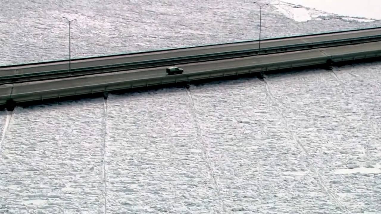 Beeld uit video: Drone filmt kilometerslange bevroren rivier in Illinois