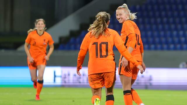 Vreugde bij Jackie Groenen na haar doelpunt.