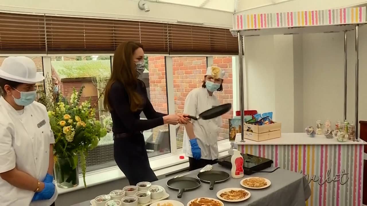Beeld uit video: Kate Middleton flipt pannenkoek bij bezoek aan zorgcentrum