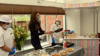 Kate Middleton flipt pannenkoek bij bezoek aan zorgcentrum