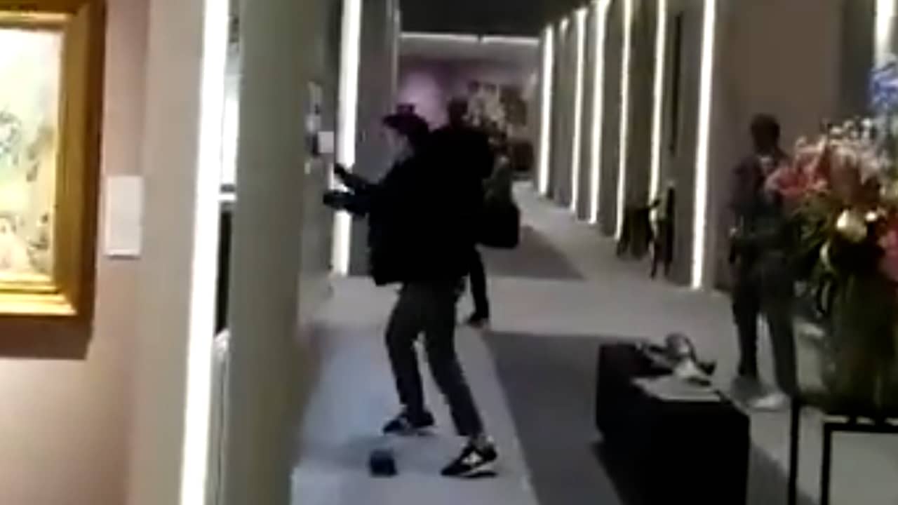Beeld uit video: Overvallers slaan met hamer vitrine in bij kunstbeurs TEFAF Maastricht