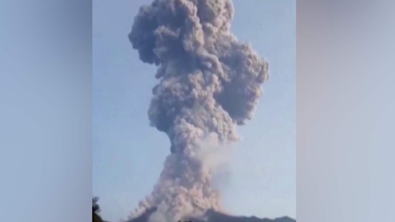 Beeld uit video: Vulkaan Merapi barst uit: aswolk van 6 kilometer hoog