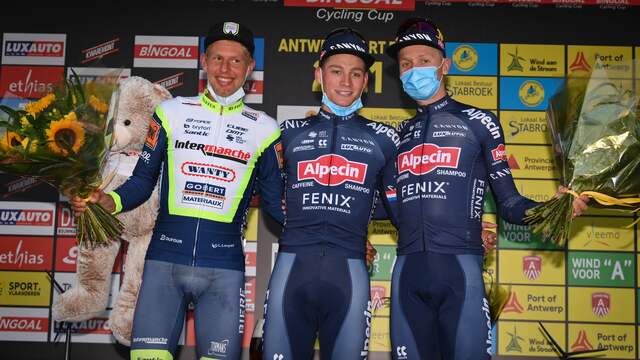 Mathieu van der Poel werd op het podium geflankeerd door Taco van der Hoorn (links) en Tim Merlier (rechts).