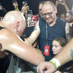 Video | Heavymetalband Disturbed onderbreekt concert voor meisje in tranen