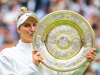 Vondrousová verbaast zichzelf met Wimbledon-titel: 'Vorig jaar nog in het gips'