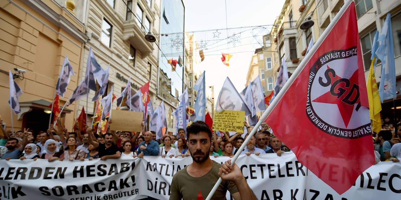 Turkse politie grijpt hard in tegen demonstratie om aanslag