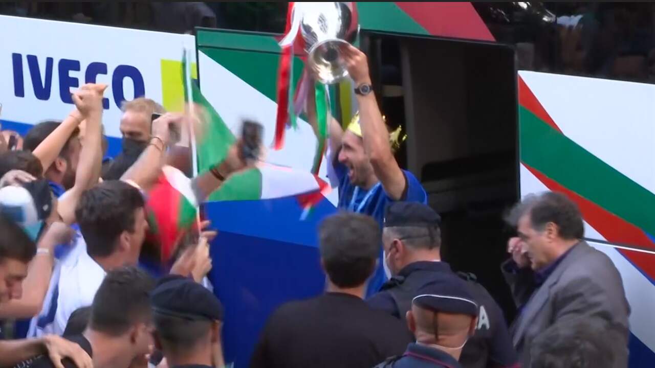 Beeld uit video: Europees kampioen Italië enthousiast onthaald in Rome