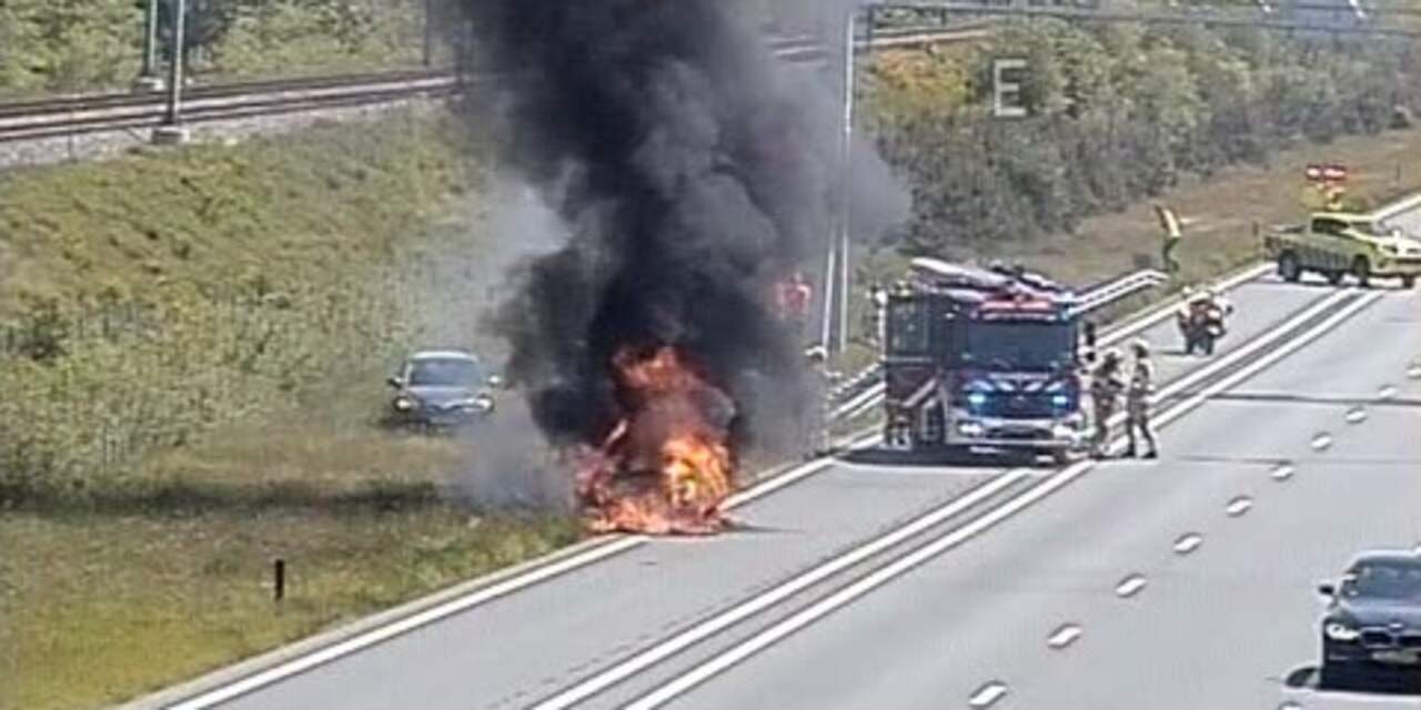 Auto vliegt in brand op A12 bij Driebergen, twee rijstroken afgesloten