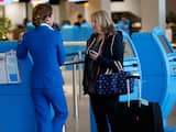 SCHIPHOL - Een grondstewardess van KLM helpt bij de check-in balies op luchthaven Schiphol. Vakbond De Unie vreest dat bij luchtvaartmaatschappij Air France-KLM een groot aantal banen verdwijnt. Met een forse banenreductie zou de Frans-Nederlandse combinatie kosten willen besparen. ANP BAS 